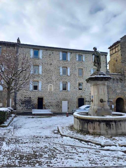 Logement Moderne Au Coeur Du Village Saint-Georges-de-Luzençon Exterior photo